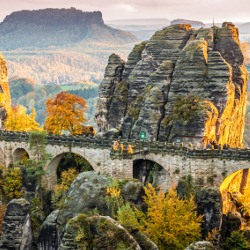 Blick auf eine Steinbrücke im Elbsandsteingebirge bei einem Sonnenuntergang