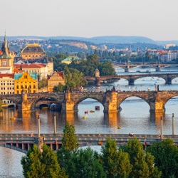 Sicht auf die Modau in Prag mit Brücken und Gebäuden